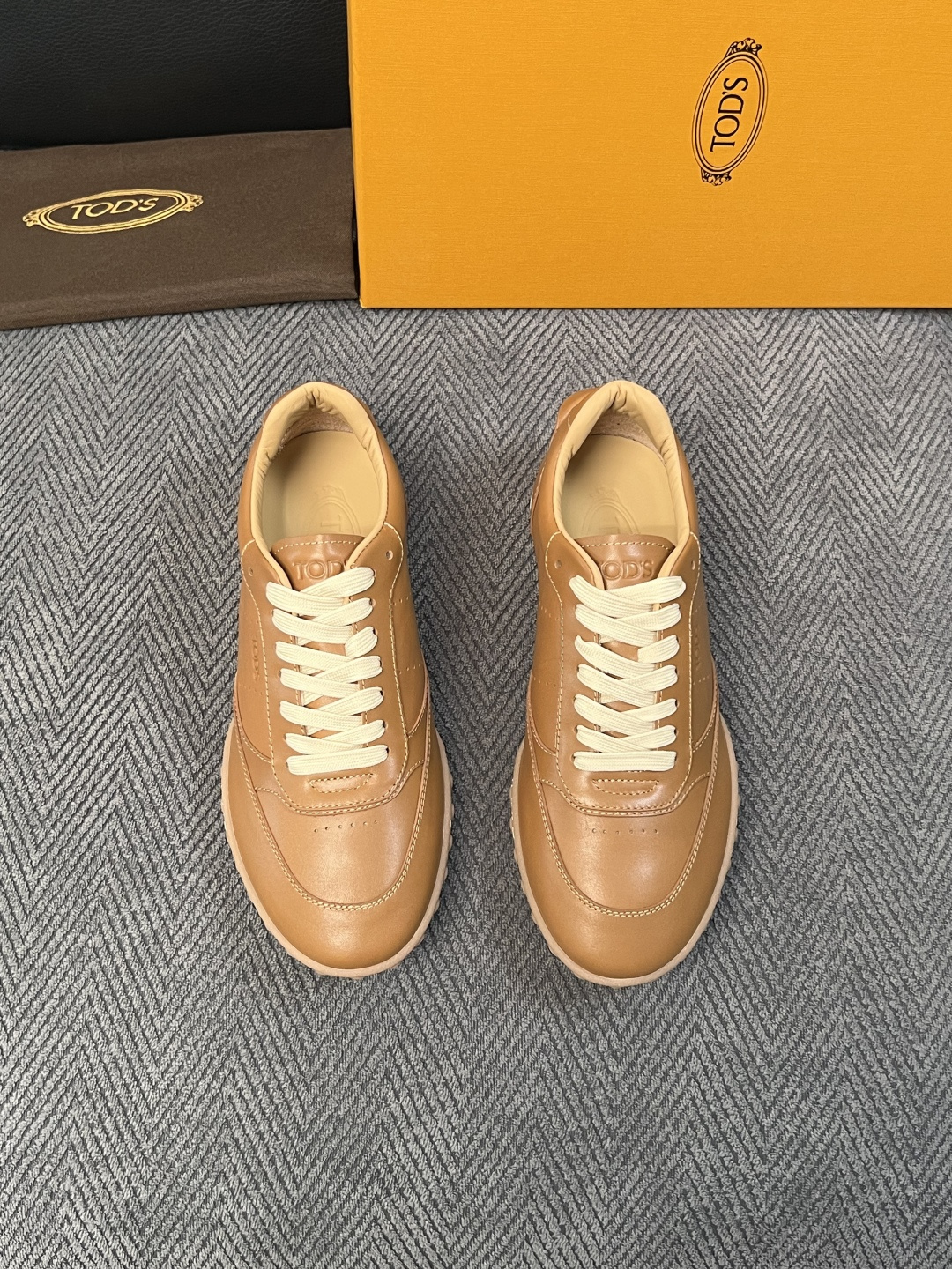 Tods  高品质  顶级工艺品  托德斯  专柜新款原厂配置，意大利进口牛皮拼布面料，进口牛里垫，透气舒适，鞋底：原厂