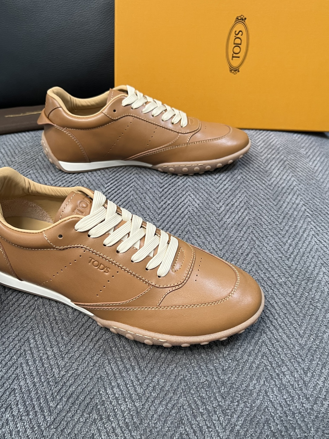 Tods  高品质  顶级工艺品  托德斯  专柜新款原厂配置，意大利进口牛皮拼布面料，进口牛里垫，透气舒适，鞋底：原厂