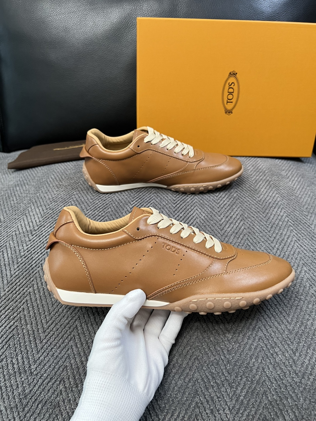 Tods  高品质  顶级工艺品  托德斯  专柜新款原厂配置，意大利进口牛皮拼布面料，进口牛里垫，透气舒适，鞋底：原厂