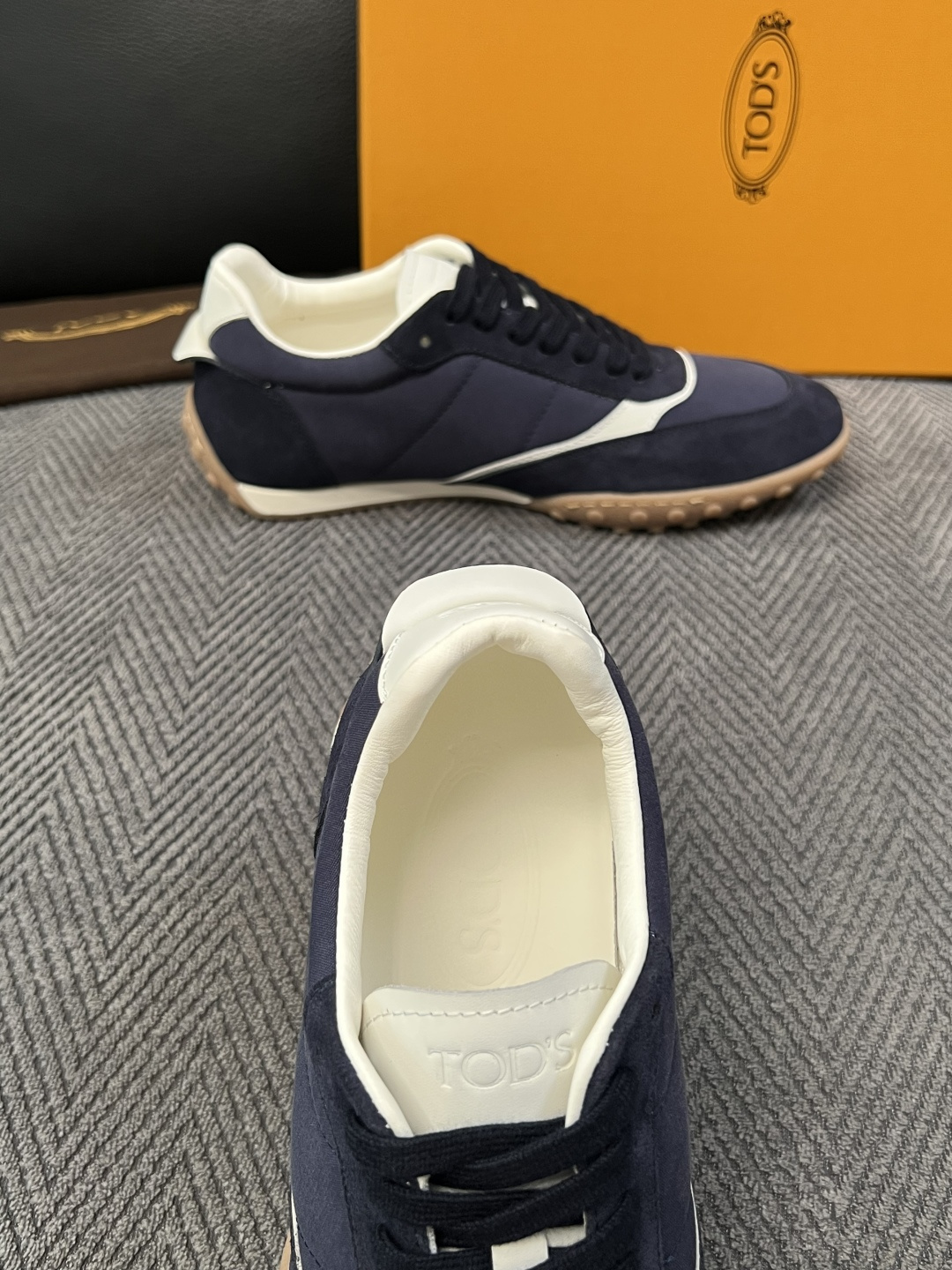 Tods  高品质  顶级工艺品  托德斯  专柜新款原厂配置，意大利进口牛皮拼布面料，进口牛里垫，透气舒适，鞋底：原厂