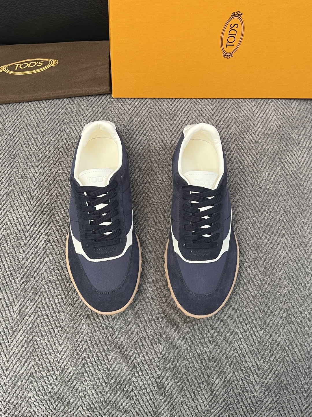 Tods  高品质  顶级工艺品  托德斯  专柜新款原厂配置，意大利进口牛皮拼布面料，进口牛里垫，透气舒适，鞋底：原厂