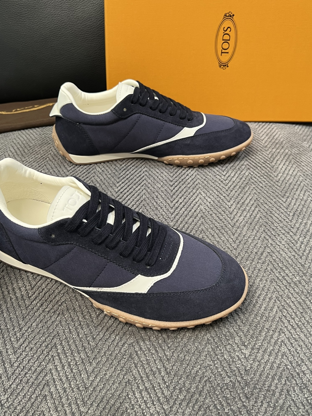 Tods  高品质  顶级工艺品  托德斯  专柜新款原厂配置，意大利进口牛皮拼布面料，进口牛里垫，透气舒适，鞋底：原厂