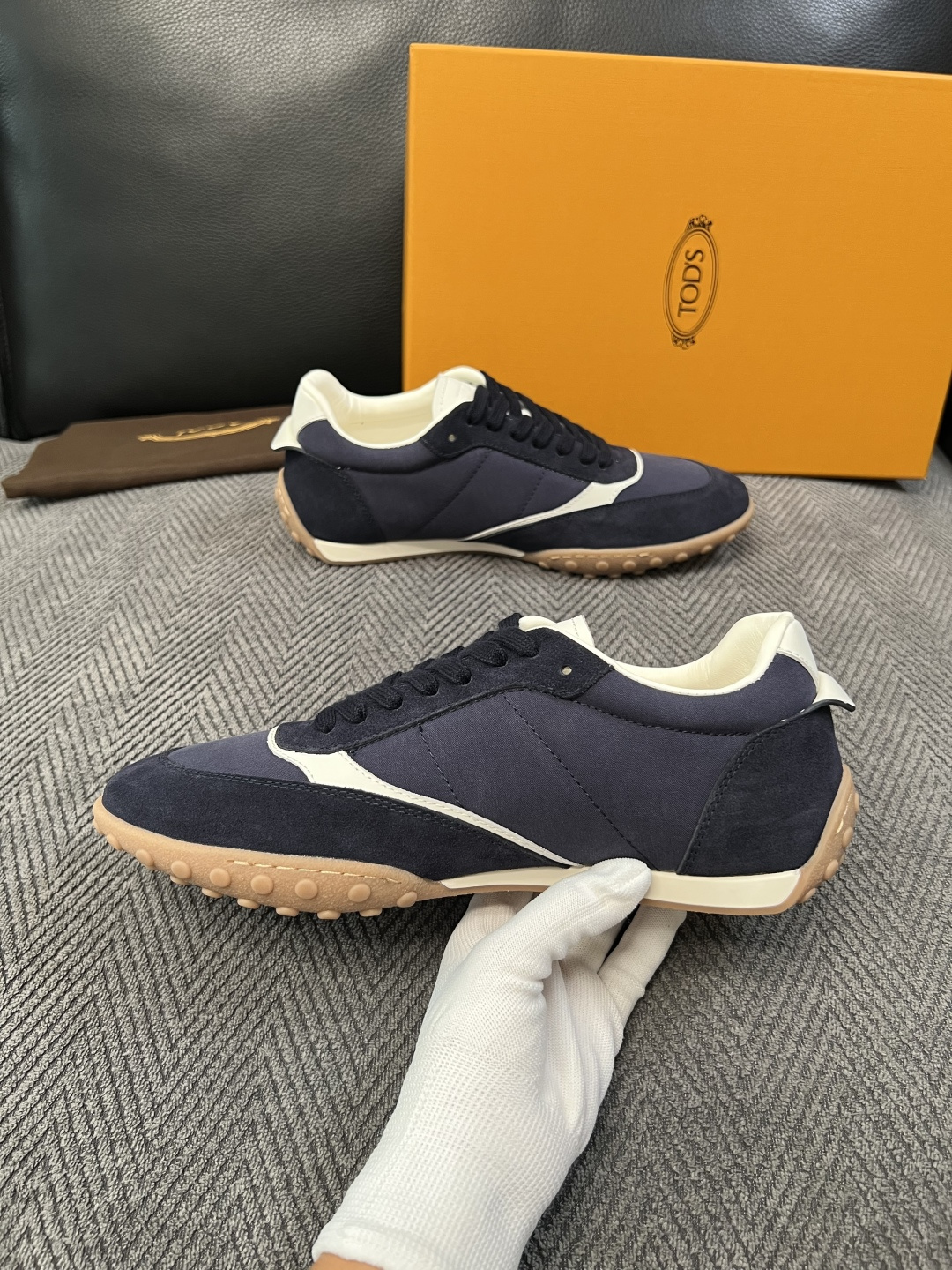 Tods  高品质  顶级工艺品  托德斯  专柜新款原厂配置，意大利进口牛皮拼布面料，进口牛里垫，透气舒适，鞋底：原厂