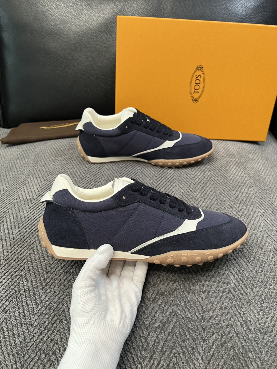 Tods  高品质  顶级工艺品  托德斯  专柜新款原厂配置，意大利进口牛皮拼布面料，进口牛里垫，透气舒适，鞋底：原厂
