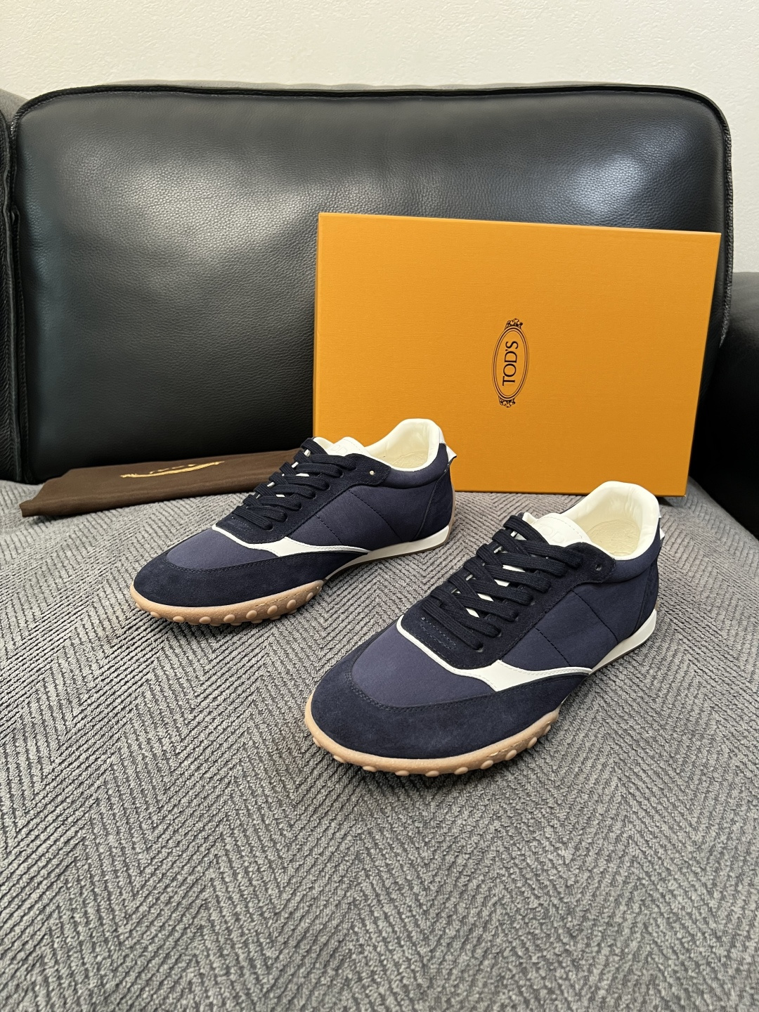 Tods  高品质  顶级工艺品  托德斯  专柜新款原厂配置，意大利进口牛皮拼布面料，进口牛里垫，透气舒适，鞋底：原厂
