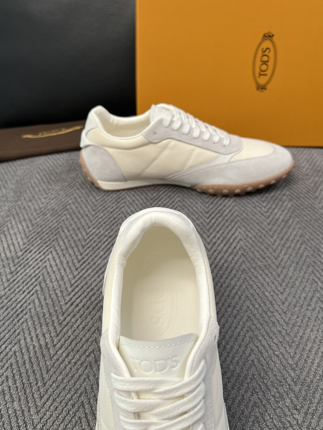 Tods  高品质  顶级工艺品  托德斯  专柜新款原厂配置，意大利进口牛皮拼布面料，进口牛里垫，透气舒适，鞋底：原厂
