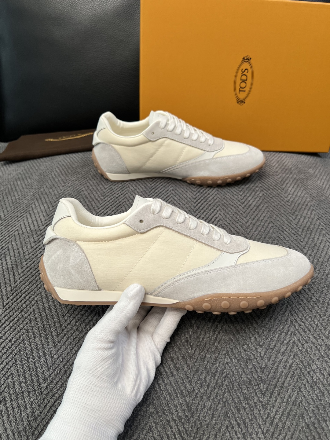 Tods  高品质  顶级工艺品  托德斯  专柜新款原厂配置，意大利进口牛皮拼布面料，进口牛里垫，透气舒适，鞋底：原厂