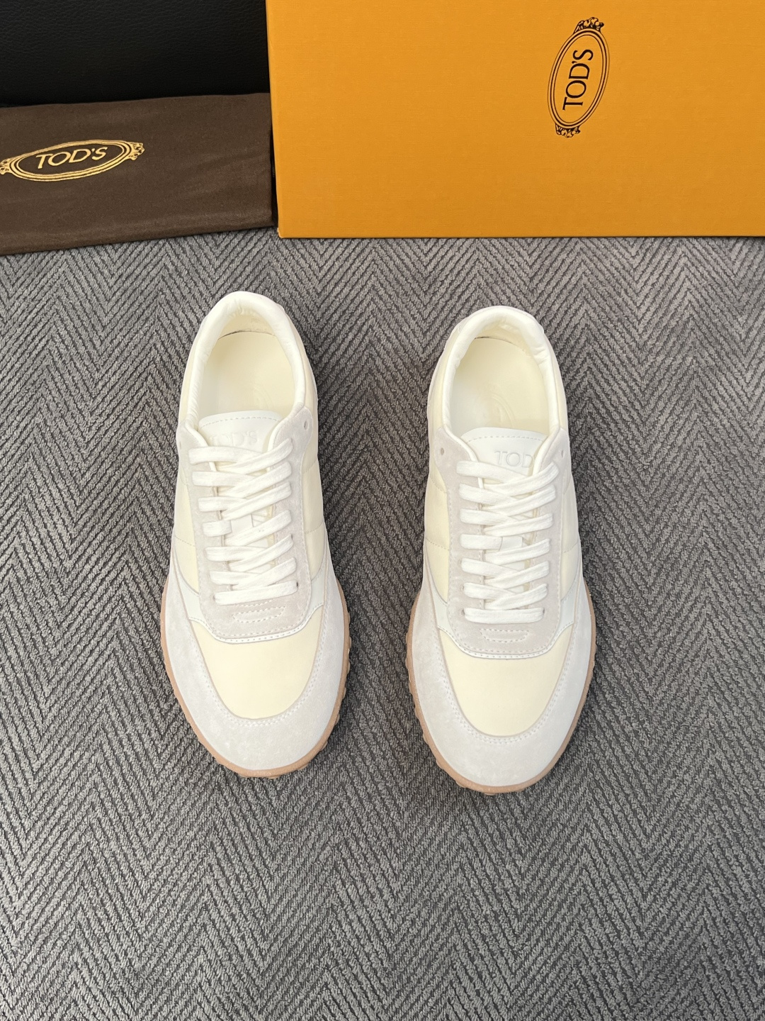 Tods  高品质  顶级工艺品  托德斯  专柜新款原厂配置，意大利进口牛皮拼布面料，进口牛里垫，透气舒适，鞋底：原厂