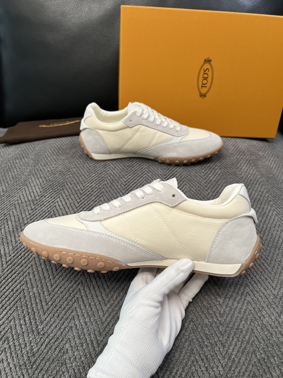 Tods  高品质  顶级工艺品  托德斯  专柜新款原厂配置，意大利进口牛皮拼布面料，进口牛里垫，透气舒适，鞋底：原厂