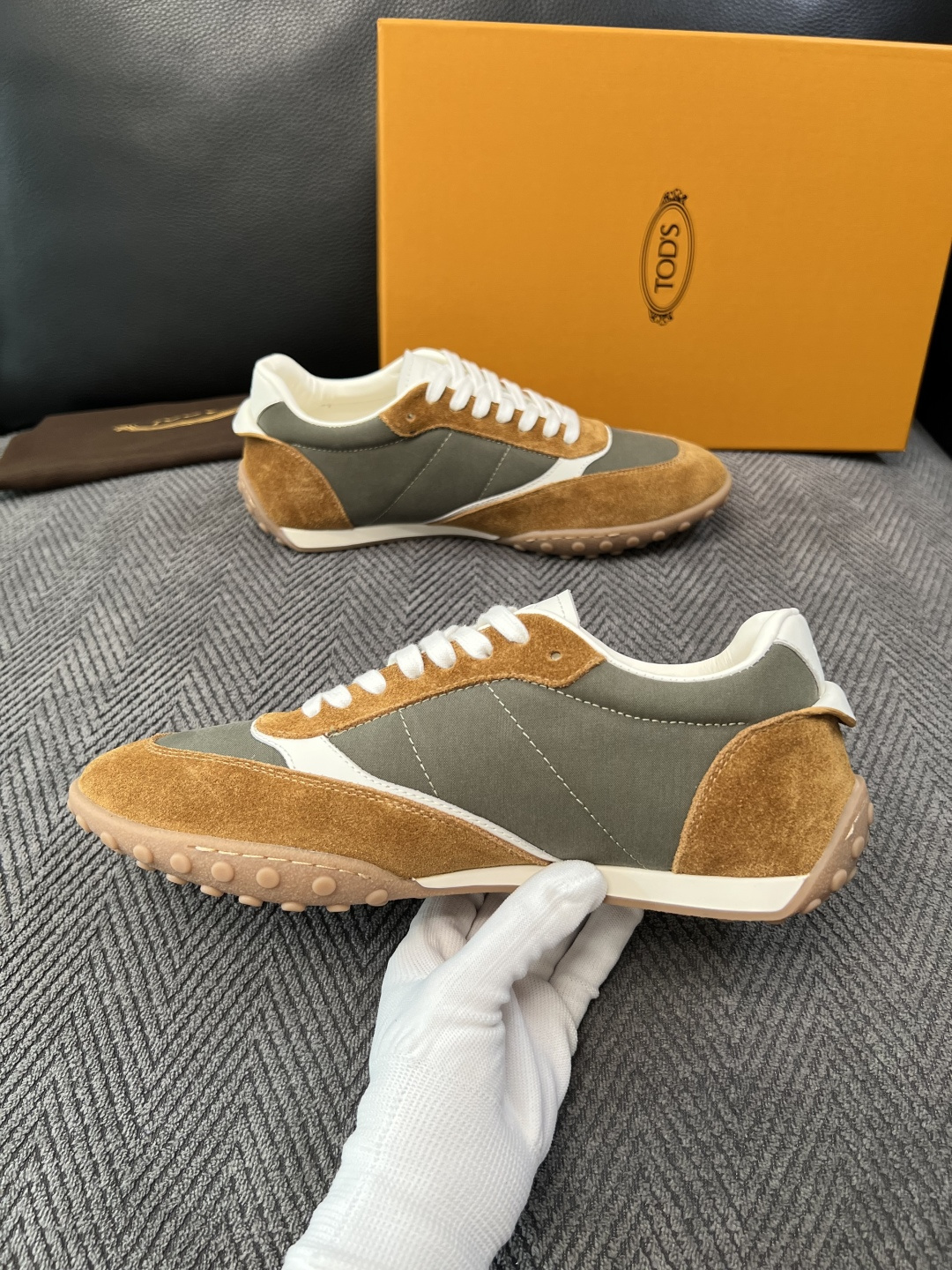Tods  高品质  顶级工艺品  托德斯  专柜新款原厂配置，意大利进口牛皮拼布面料，进口牛里垫，透气舒适，鞋底：原厂
