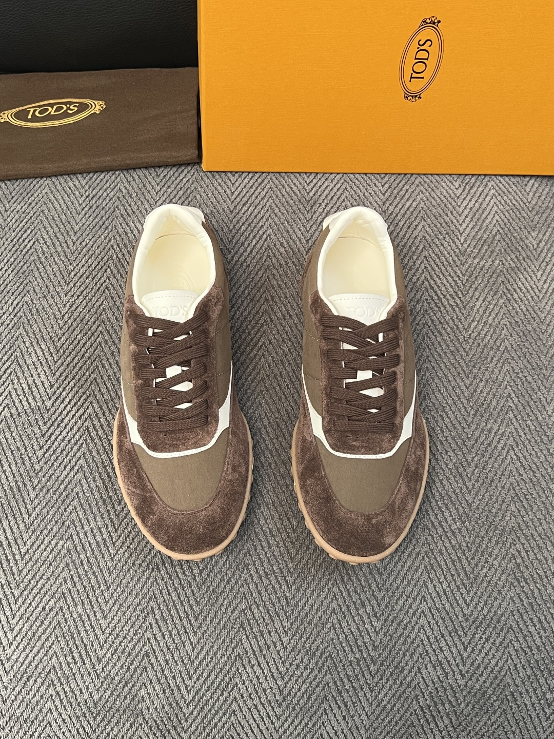 Tods  高品质  顶级工艺品  托德斯  专柜新款原厂配置，意大利进口牛皮拼布面料，进口牛里垫，透气舒适，鞋底：原厂