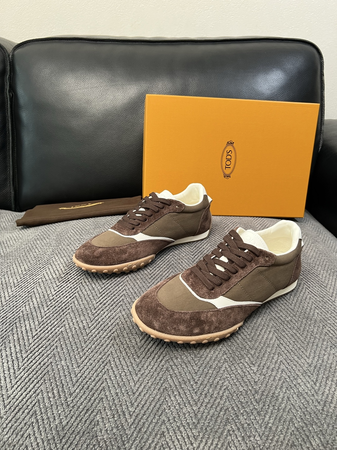 Tods  高品质  顶级工艺品  托德斯  专柜新款原厂配置，意大利进口牛皮拼布面料，进口牛里垫，透气舒适，鞋底：原厂