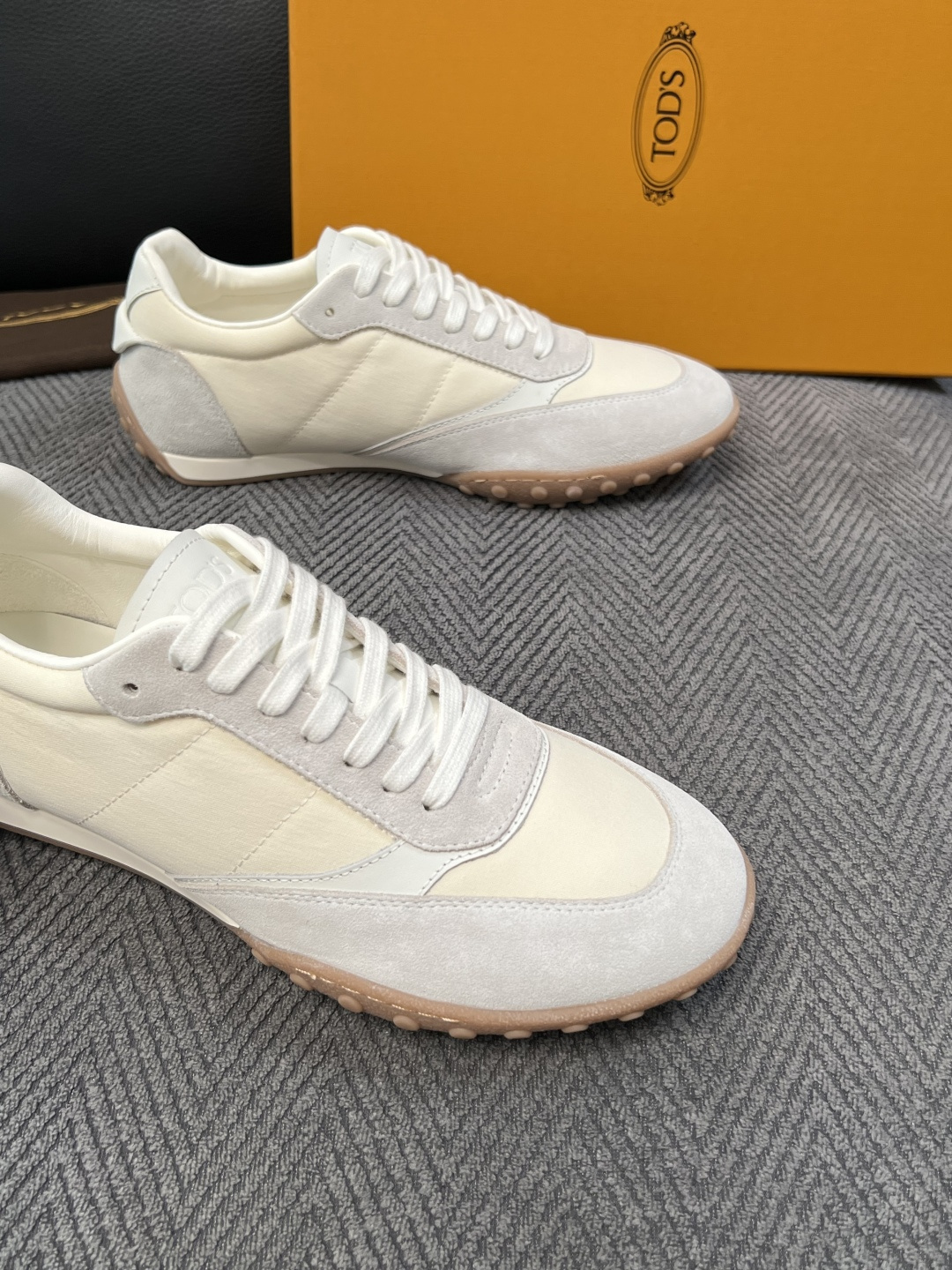 Tods  高品质  顶级工艺品  托德斯  专柜新款原厂配置，意大利进口牛皮拼布面料，进口牛里垫，透气舒适，鞋底：原厂