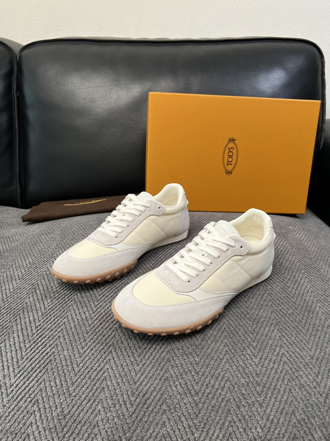 Tods  高品质  顶级工艺品  托德斯  专柜新款原厂配置，意大利进口牛皮拼布面料，进口牛里垫，透气舒适，鞋底：原厂