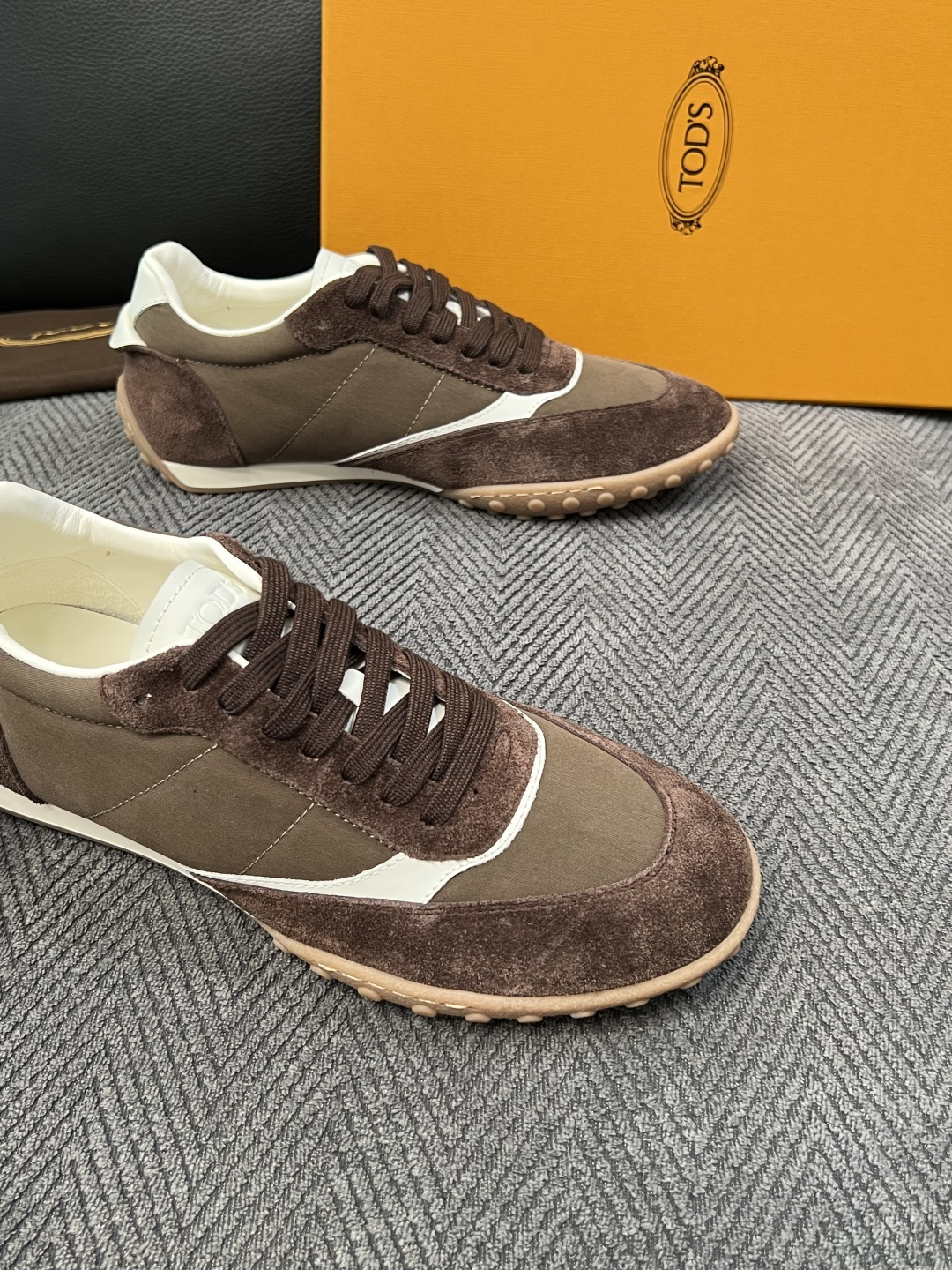 Tods  高品质  顶级工艺品  托德斯  专柜新款原厂配置，意大利进口牛皮拼布面料，进口牛里垫，透气舒适，鞋底：原厂