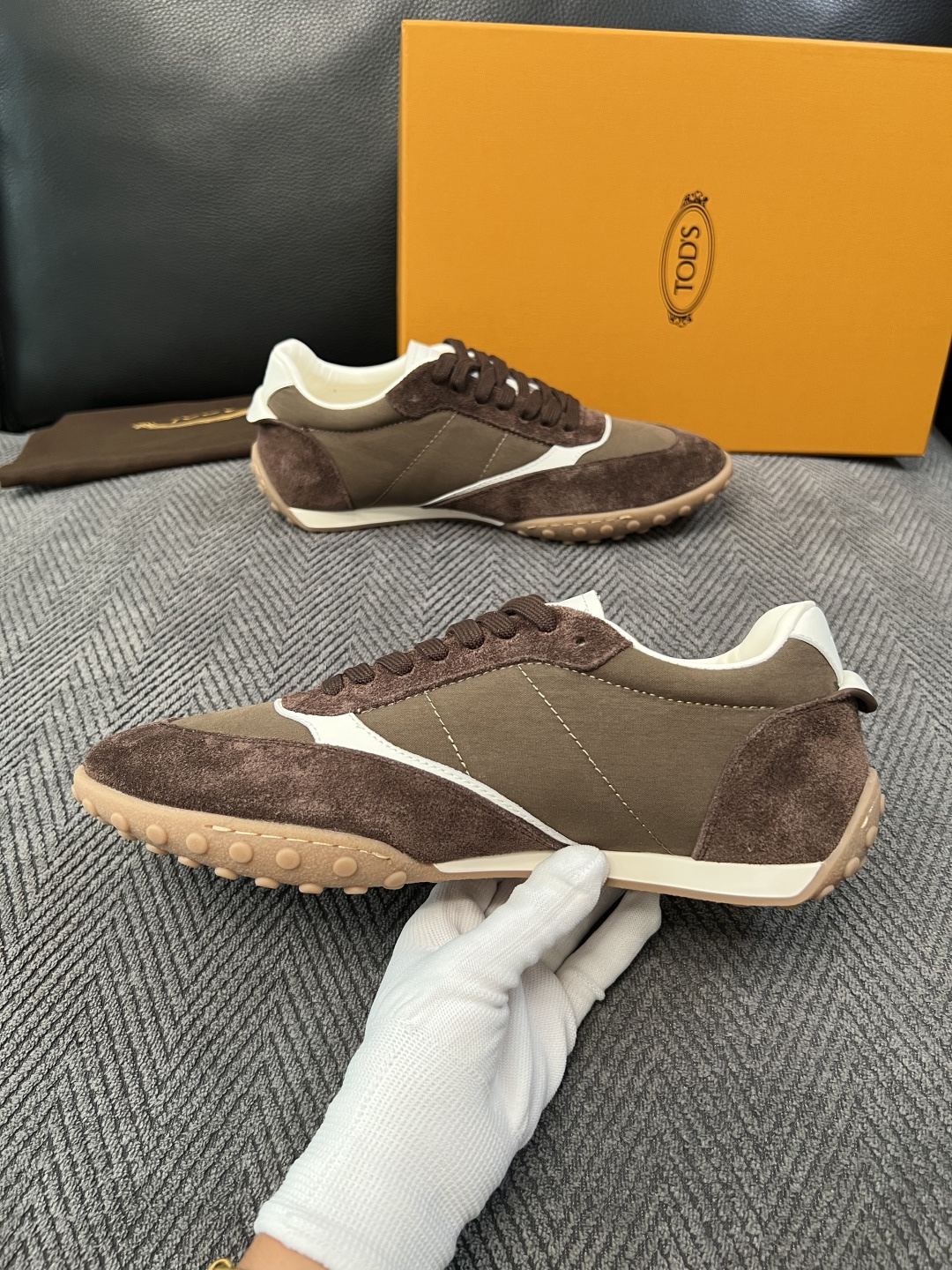 Tods  高品质  顶级工艺品  托德斯  专柜新款原厂配置，意大利进口牛皮拼布面料，进口牛里垫，透气舒适，鞋底：原厂
