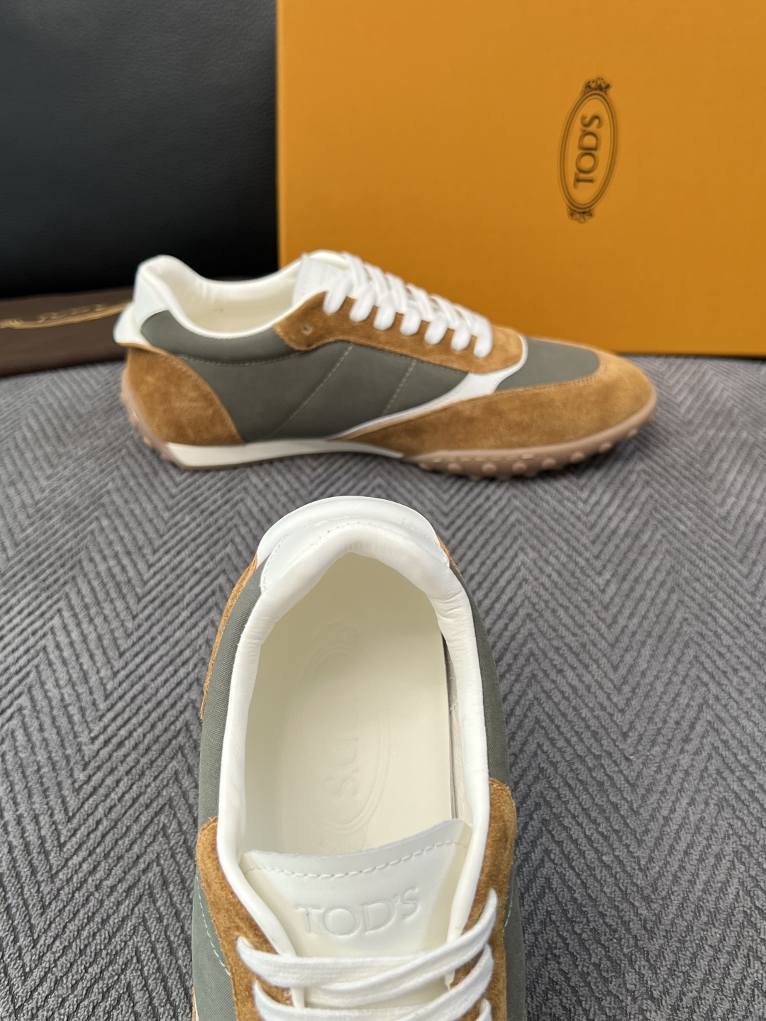 Tods  高品质  顶级工艺品  托德斯  专柜新款原厂配置，意大利进口牛皮拼布面料，进口牛里垫，透气舒适，鞋底：原厂
