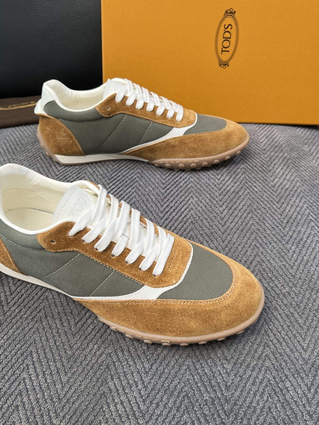 Tods  高品质  顶级工艺品  托德斯  专柜新款原厂配置，意大利进口牛皮拼布面料，进口牛里垫，透气舒适，鞋底：原厂