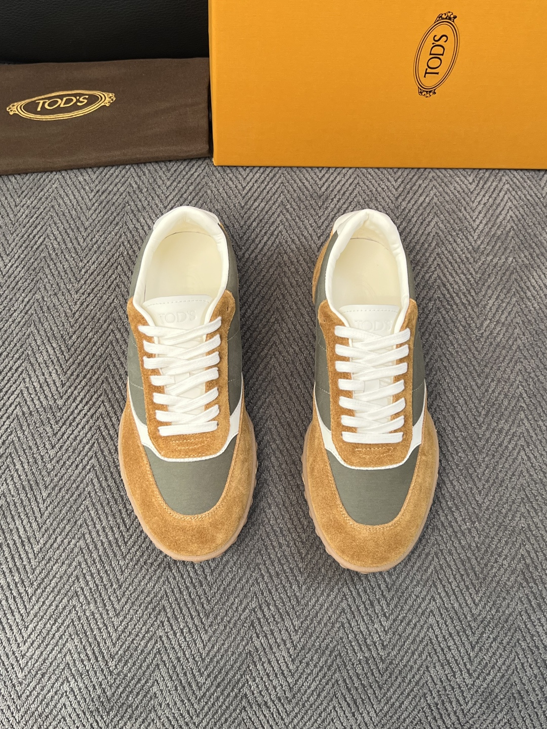 Tods  高品质  顶级工艺品  托德斯  专柜新款原厂配置，意大利进口牛皮拼布面料，进口牛里垫，透气舒适，鞋底：原厂
