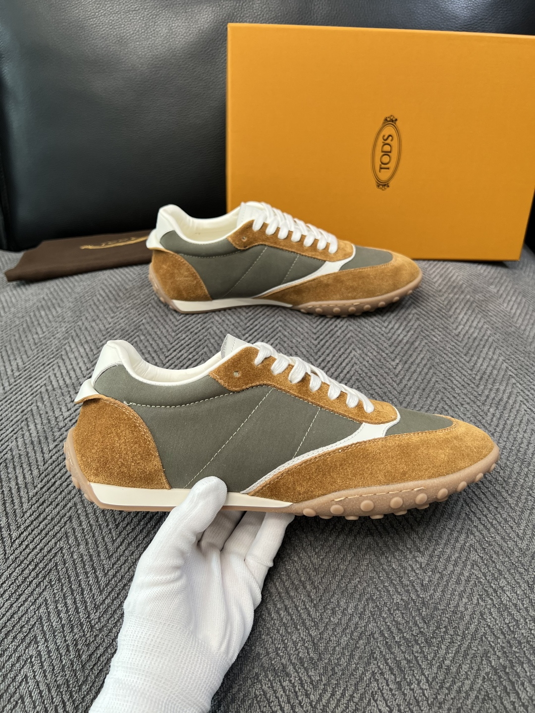 Tods  高品质  顶级工艺品  托德斯  专柜新款原厂配置，意大利进口牛皮拼布面料，进口牛里垫，透气舒适，鞋底：原厂