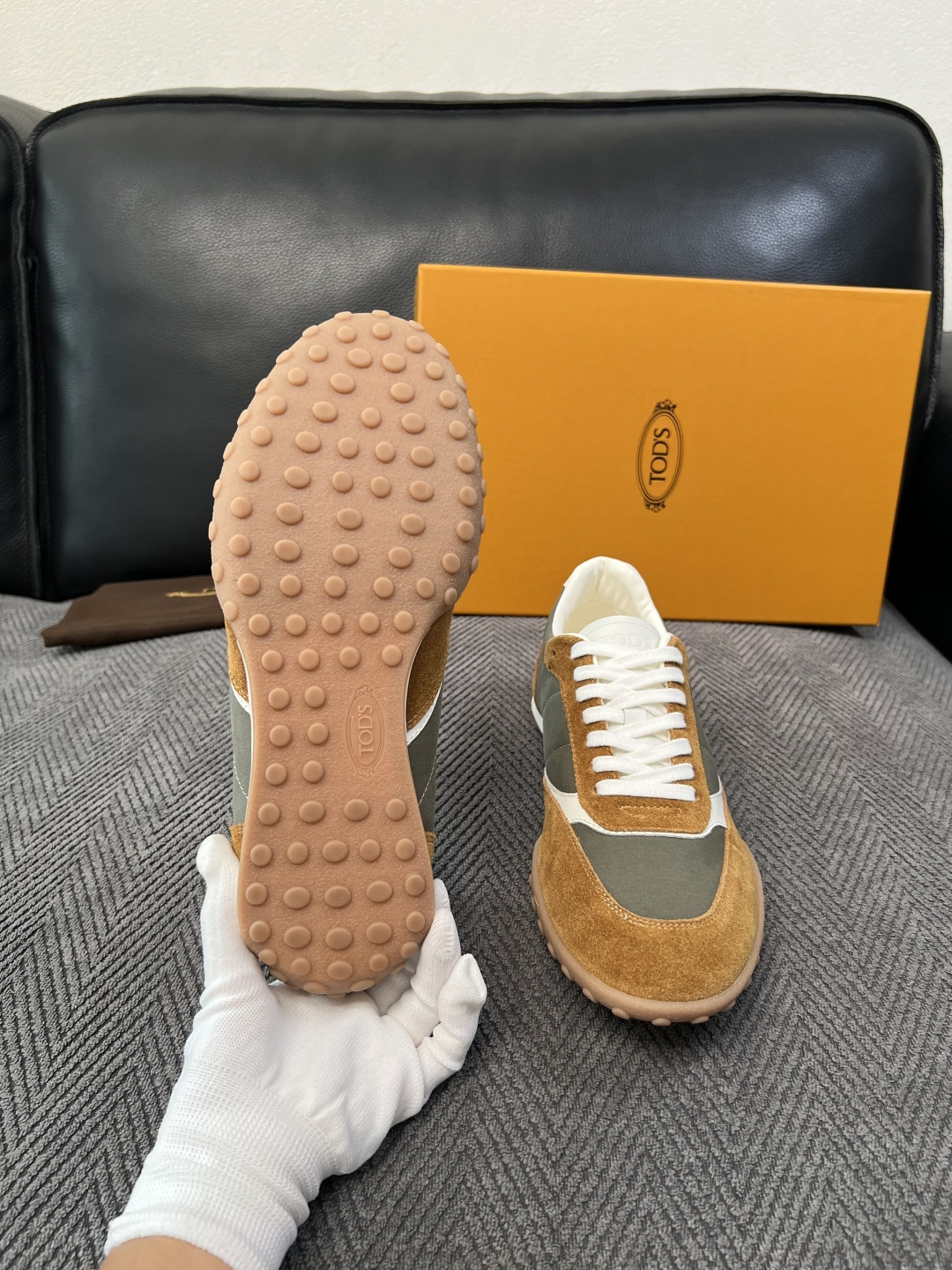 Tods  高品质  顶级工艺品  托德斯  专柜新款原厂配置，意大利进口牛皮拼布面料，进口牛里垫，透气舒适，鞋底：原厂