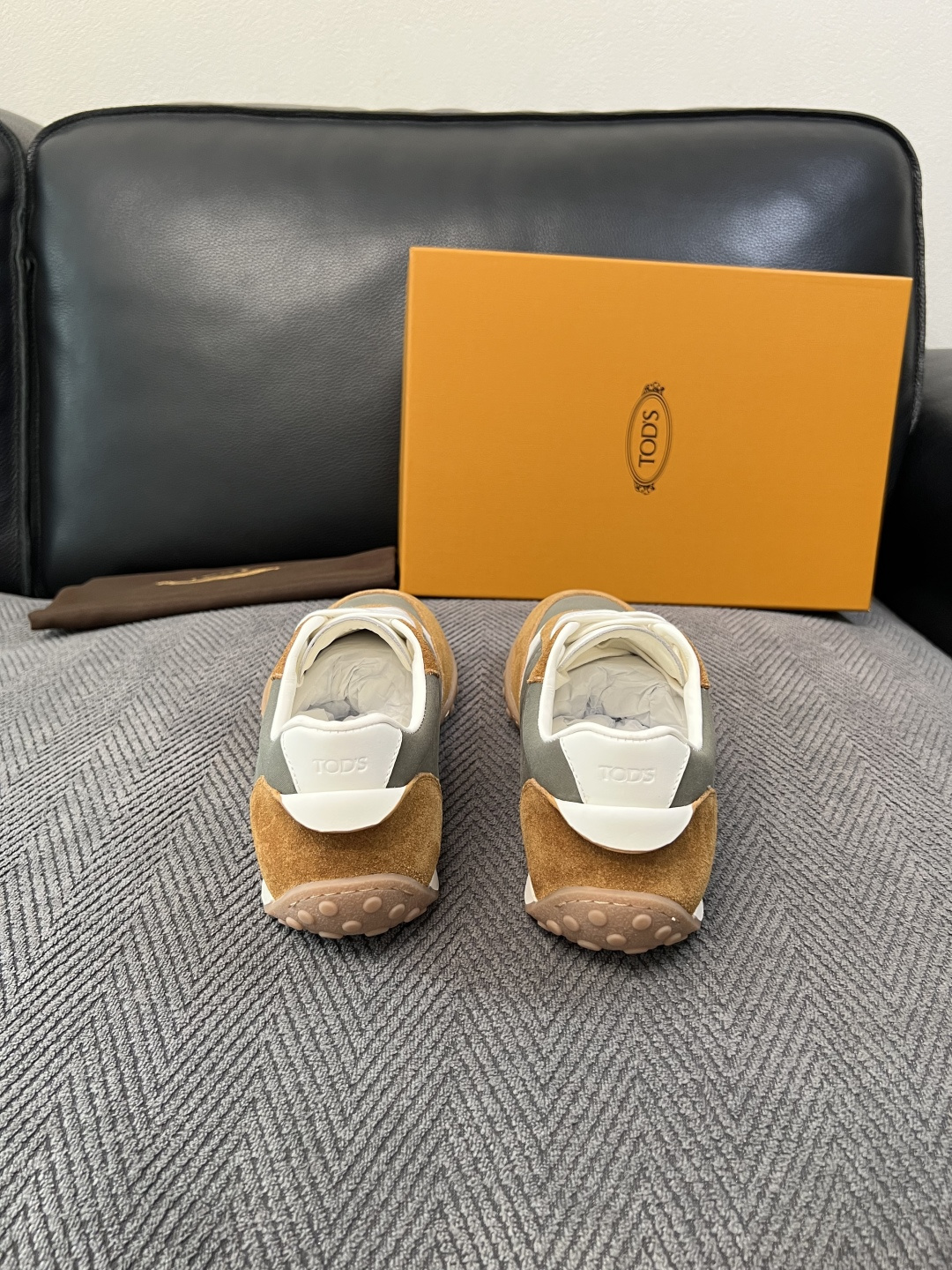 Tods  高品质  顶级工艺品  托德斯  专柜新款原厂配置，意大利进口牛皮拼布面料，进口牛里垫，透气舒适，鞋底：原厂