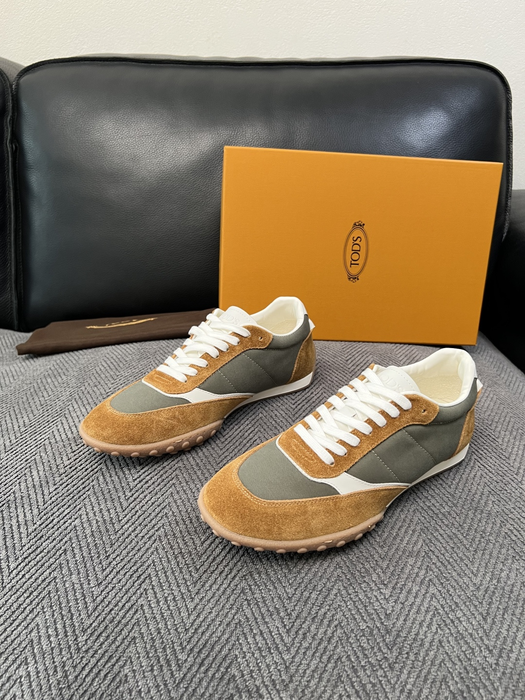 Tods  高品质  顶级工艺品  托德斯  专柜新款原厂配置，意大利进口牛皮拼布面料，进口牛里垫，透气舒适，鞋底：原厂