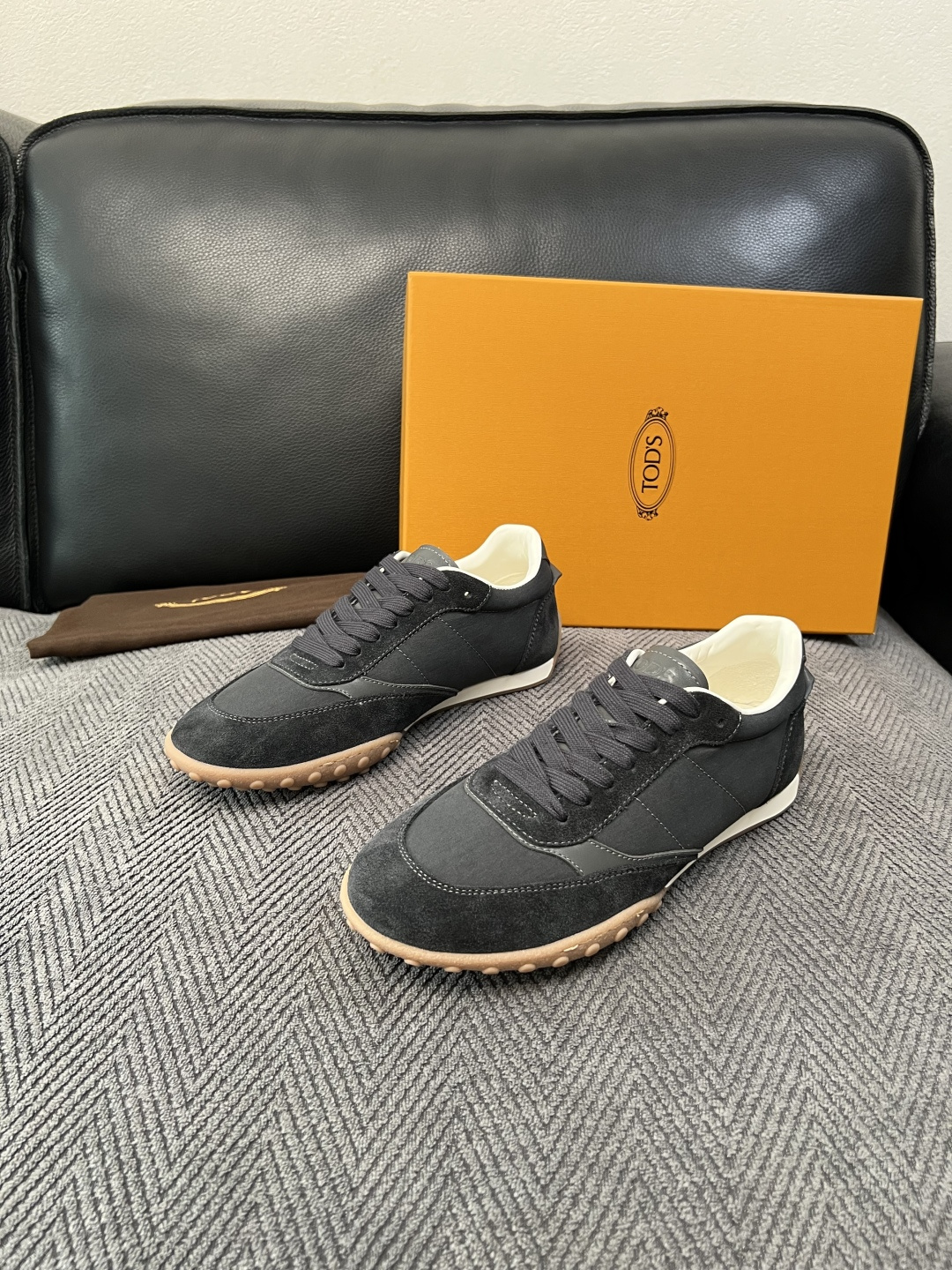 Tods  高品质  顶级工艺品  托德斯  专柜新款原厂配置，意大利进口牛皮拼布面料，进口牛里垫，透气舒适，鞋底：原厂