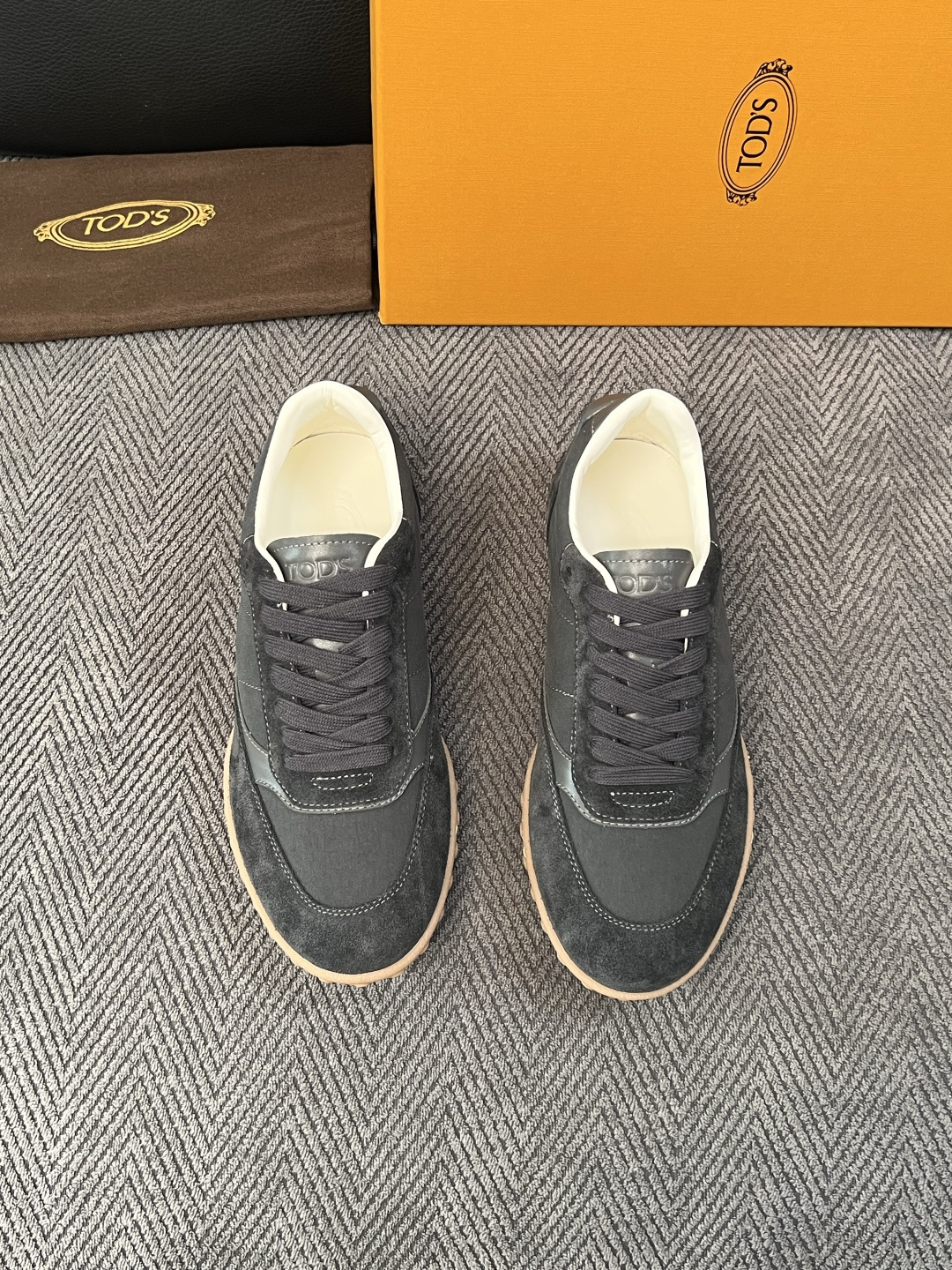 Tods  高品质  顶级工艺品  托德斯  专柜新款原厂配置，意大利进口牛皮拼布面料，进口牛里垫，透气舒适，鞋底：原厂