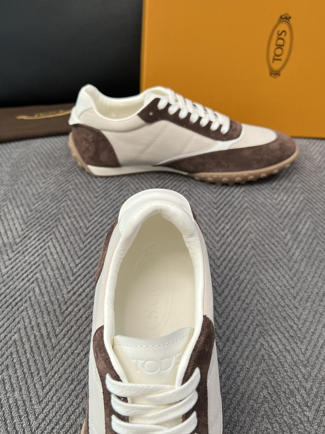 Tods  高品质  顶级工艺品  托德斯  专柜新款原厂配置，意大利进口牛皮拼布面料，进口牛里垫，透气舒适，鞋底：原厂