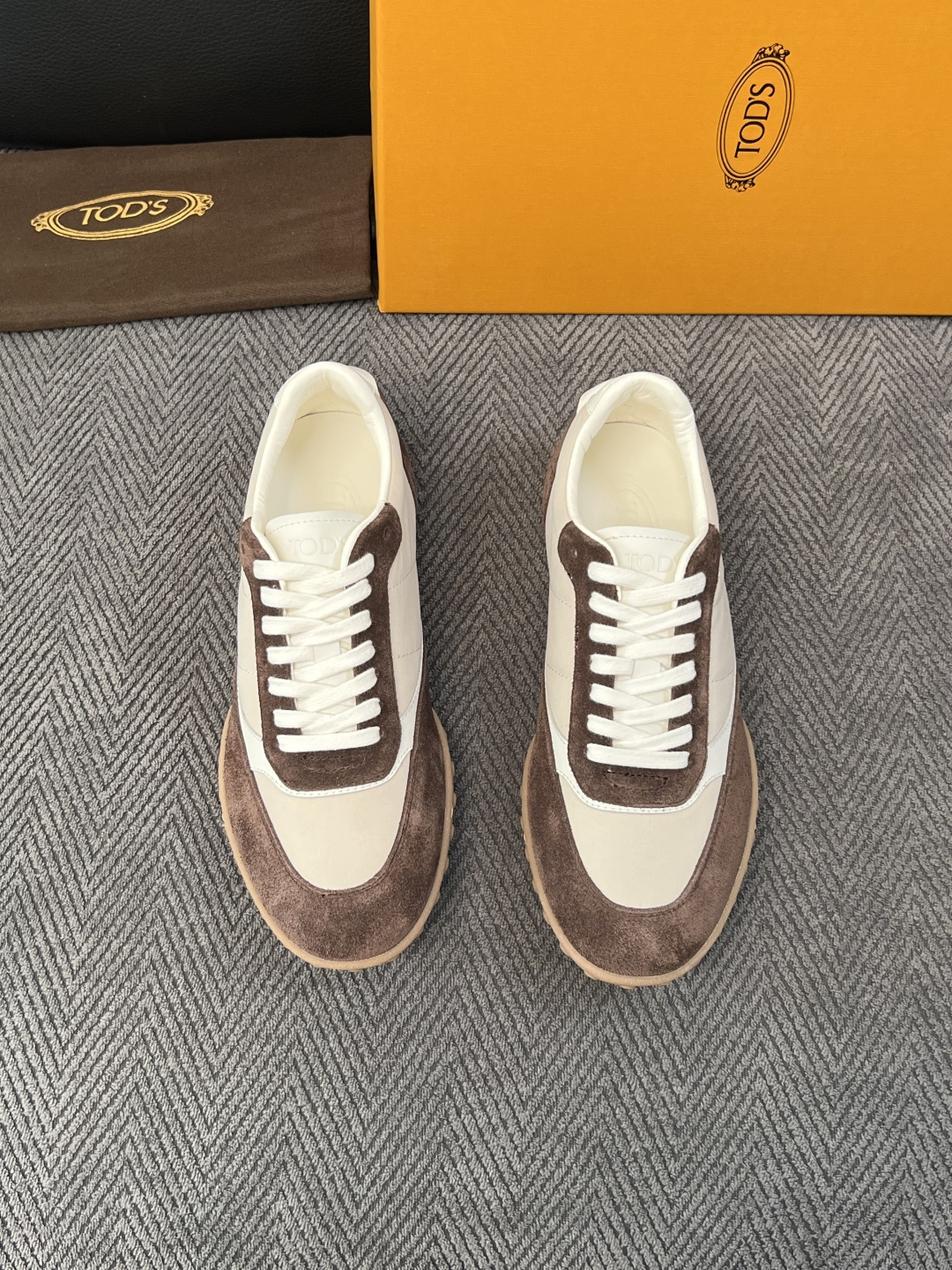 Tods  高品质  顶级工艺品  托德斯  专柜新款原厂配置，意大利进口牛皮拼布面料，进口牛里垫，透气舒适，鞋底：原厂