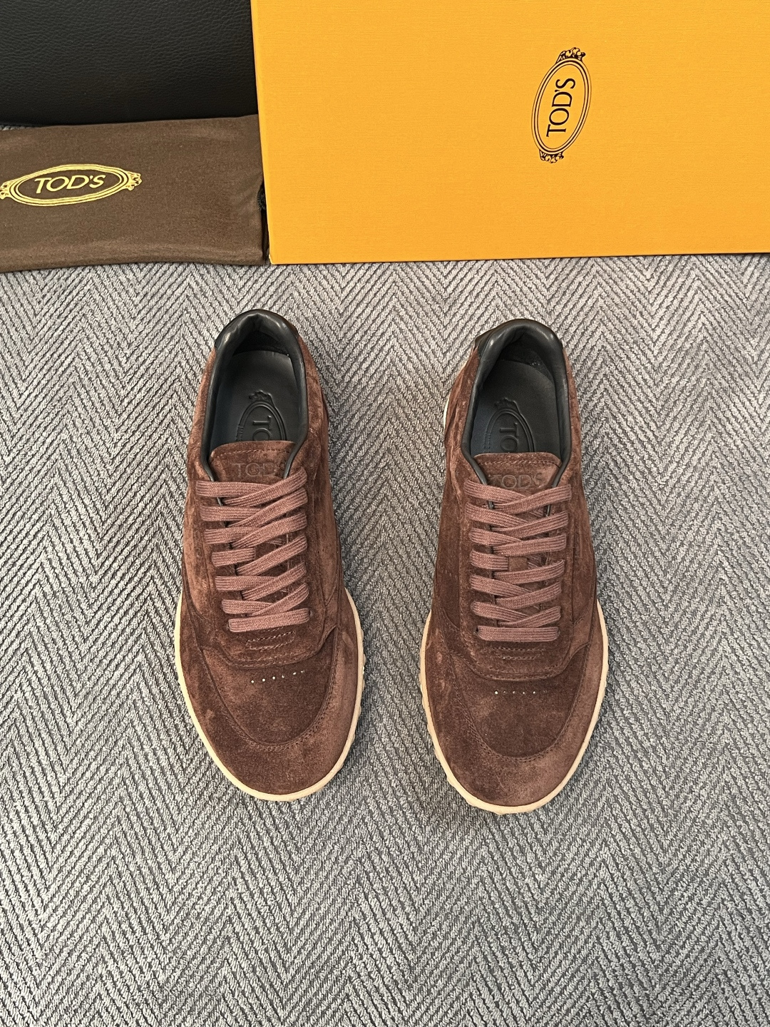Tods  高品质  顶级工艺品  托德斯  专柜新款原厂配置，意大利进口牛皮拼布面料，进口牛里垫，透气舒适，鞋底：原厂