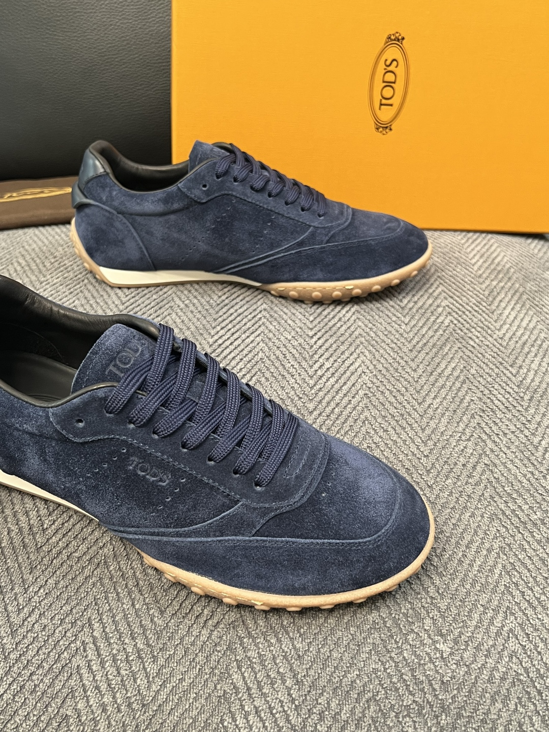 Tods  高品质  顶级工艺品  托德斯  专柜新款原厂配置，意大利进口牛皮拼布面料，进口牛里垫，透气舒适，鞋底：原厂