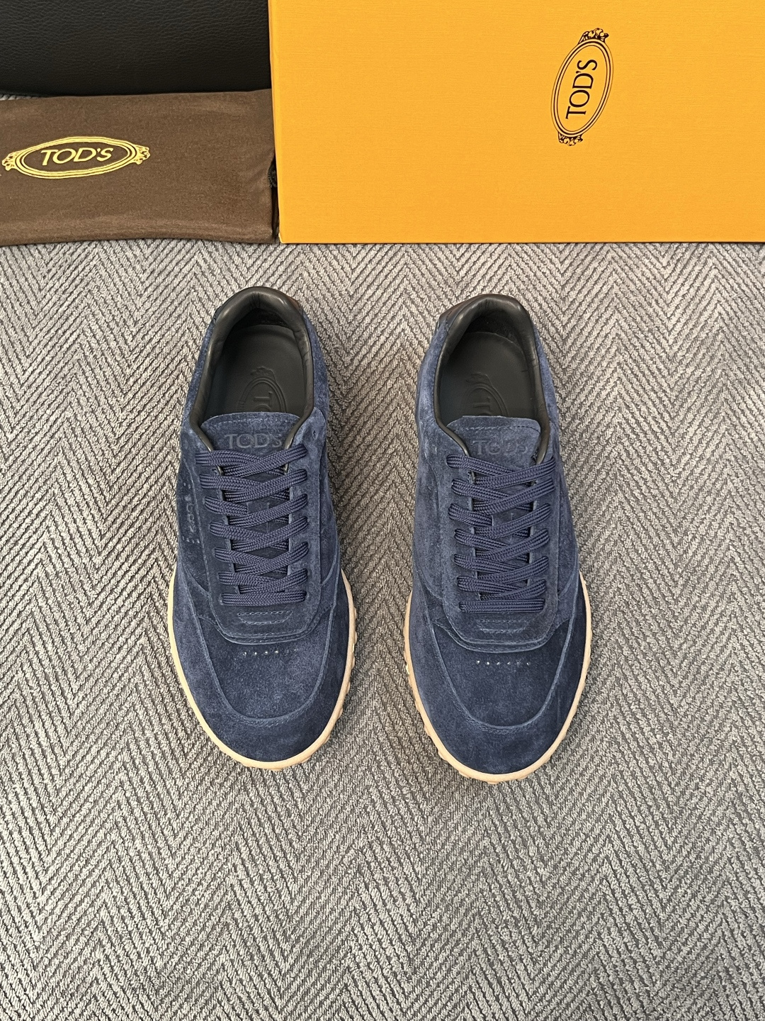 Tods  高品质  顶级工艺品  托德斯  专柜新款原厂配置，意大利进口牛皮拼布面料，进口牛里垫，透气舒适，鞋底：原厂