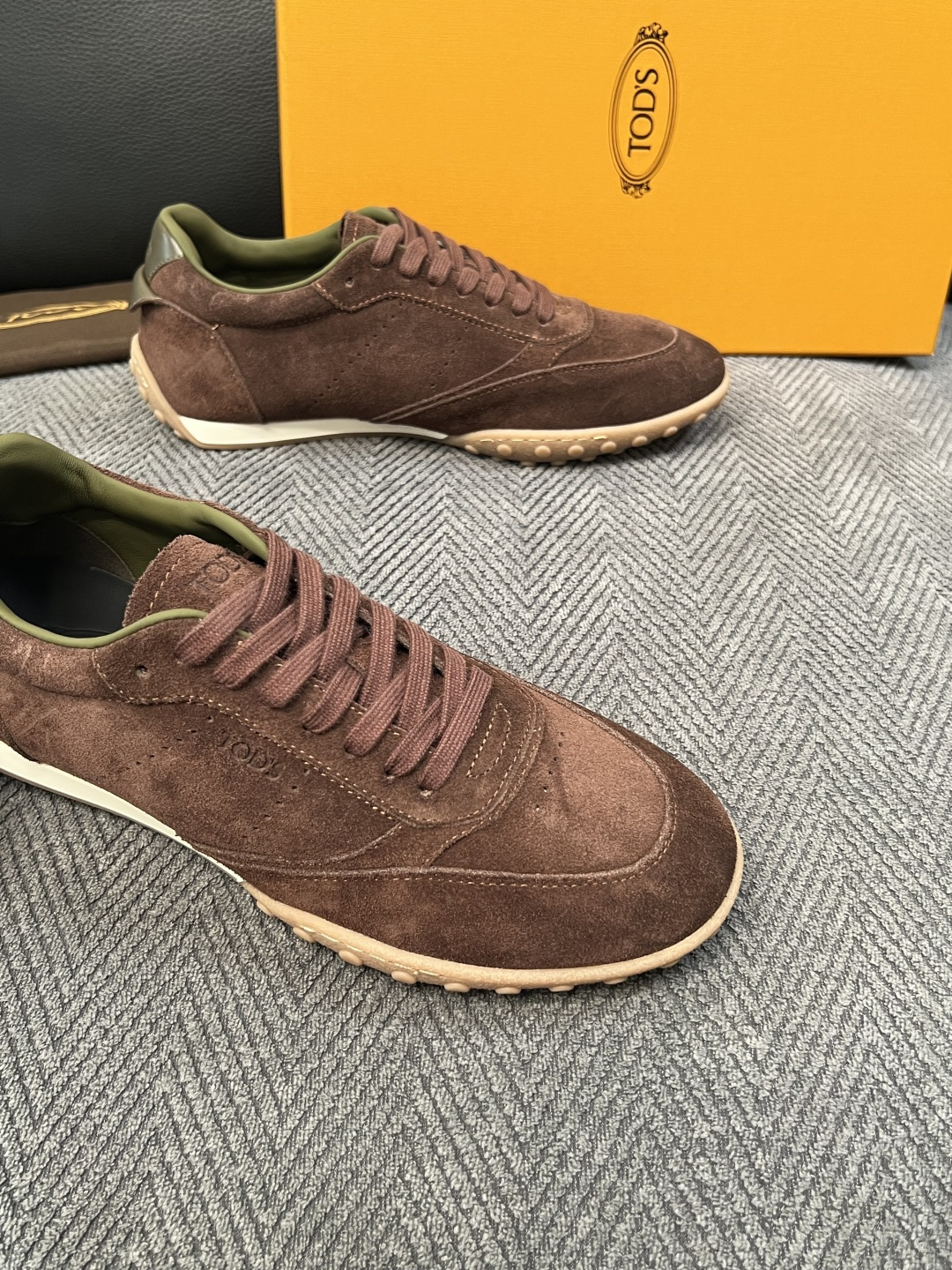 Tods  高品质  顶级工艺品  托德斯  专柜新款原厂配置，意大利进口牛皮拼布面料，进口牛里垫，透气舒适，鞋底：原厂