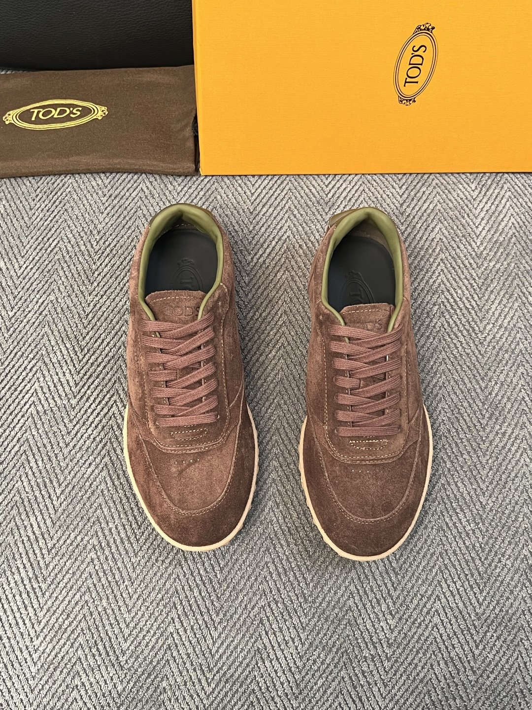Tods  高品质  顶级工艺品  托德斯  专柜新款原厂配置，意大利进口牛皮拼布面料，进口牛里垫，透气舒适，鞋底：原厂