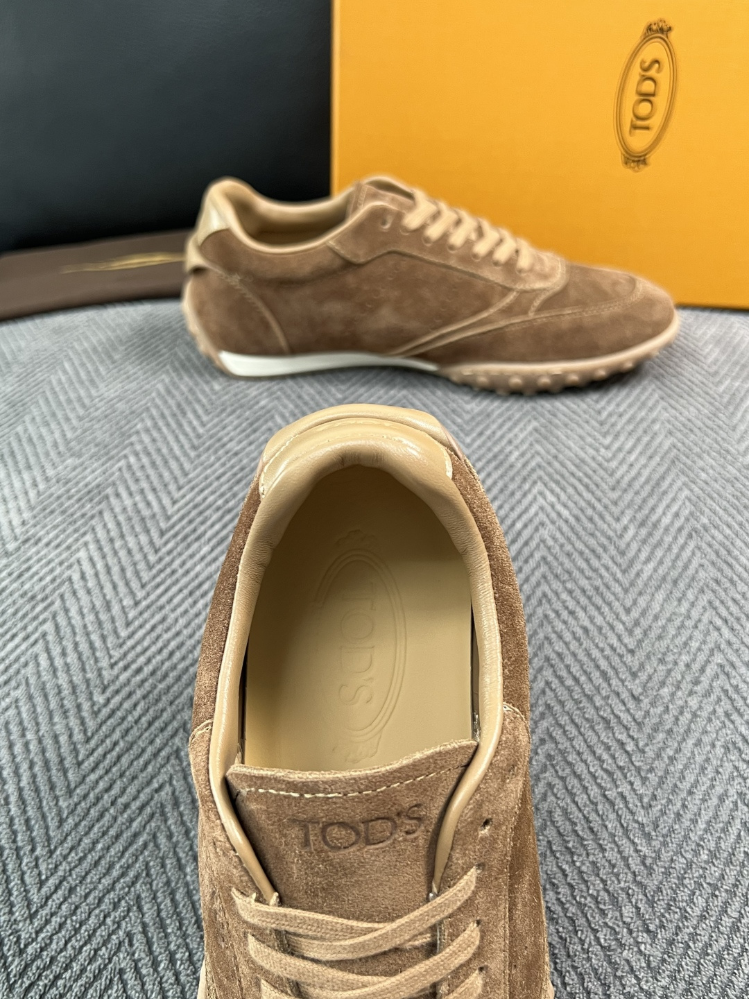 Tods  高品质  顶级工艺品  托德斯  专柜新款原厂配置，意大利进口牛皮拼布面料，进口牛里垫，透气舒适，鞋底：原厂