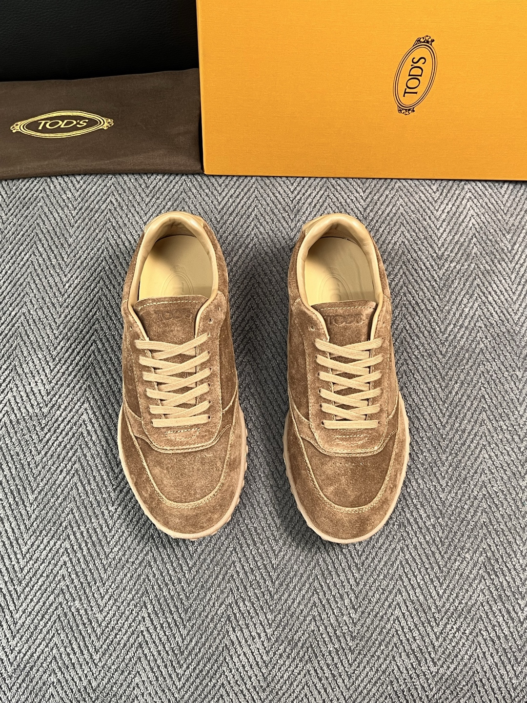 Tods  高品质  顶级工艺品  托德斯  专柜新款原厂配置，意大利进口牛皮拼布面料，进口牛里垫，透气舒适，鞋底：原厂