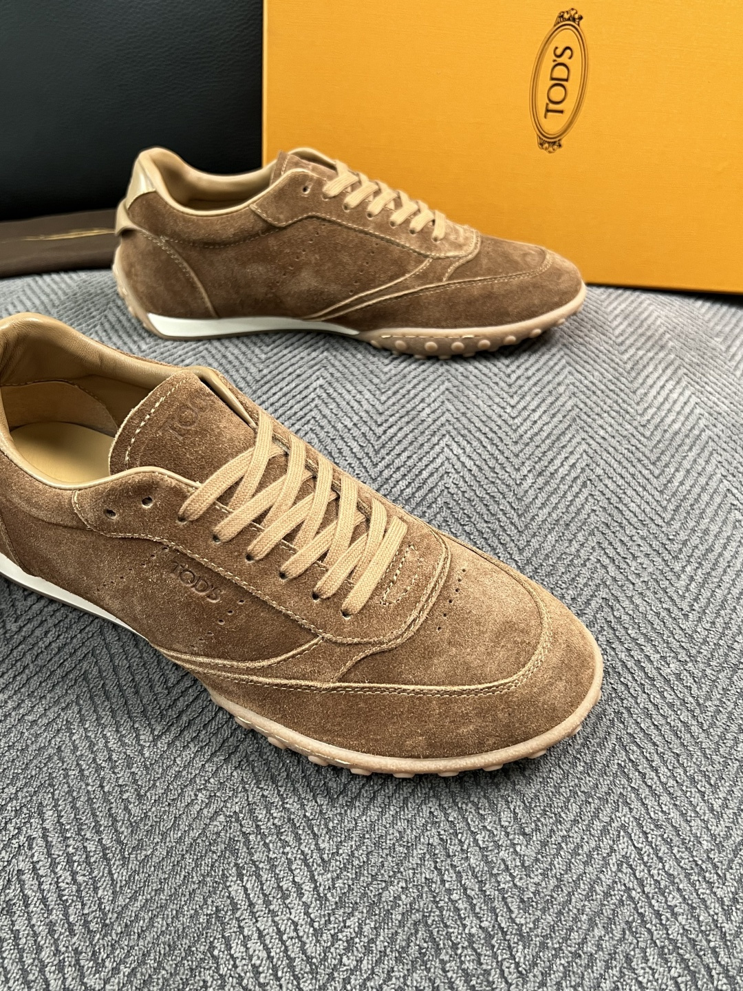 Tods  高品质  顶级工艺品  托德斯  专柜新款原厂配置，意大利进口牛皮拼布面料，进口牛里垫，透气舒适，鞋底：原厂