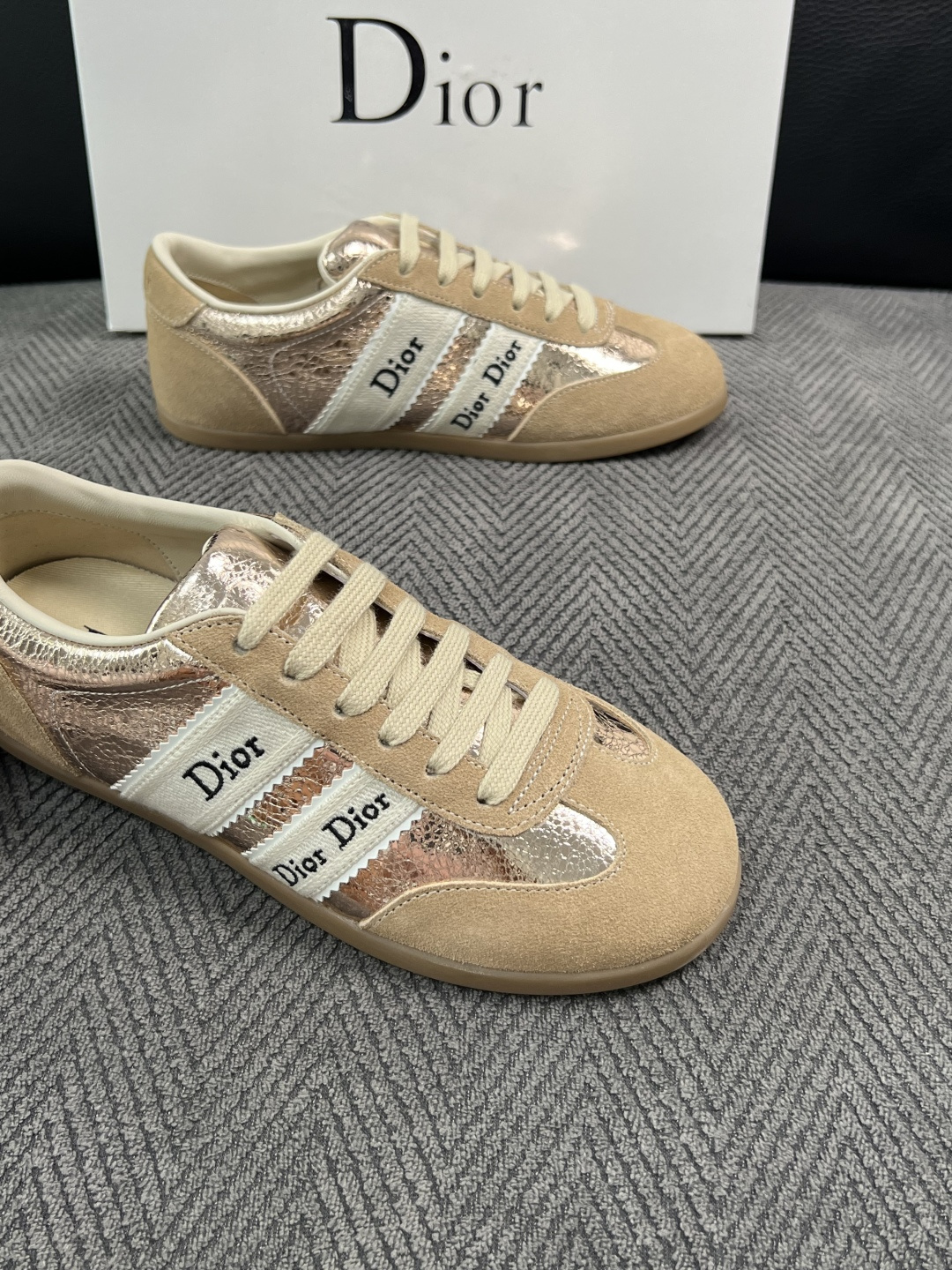 Dior 顶级工艺品 迪奥  专柜同步 原厂配置，意大利进口原版牛皮面料，透气舒适进口水染牛里垫，鞋底：原厂特供原版底超