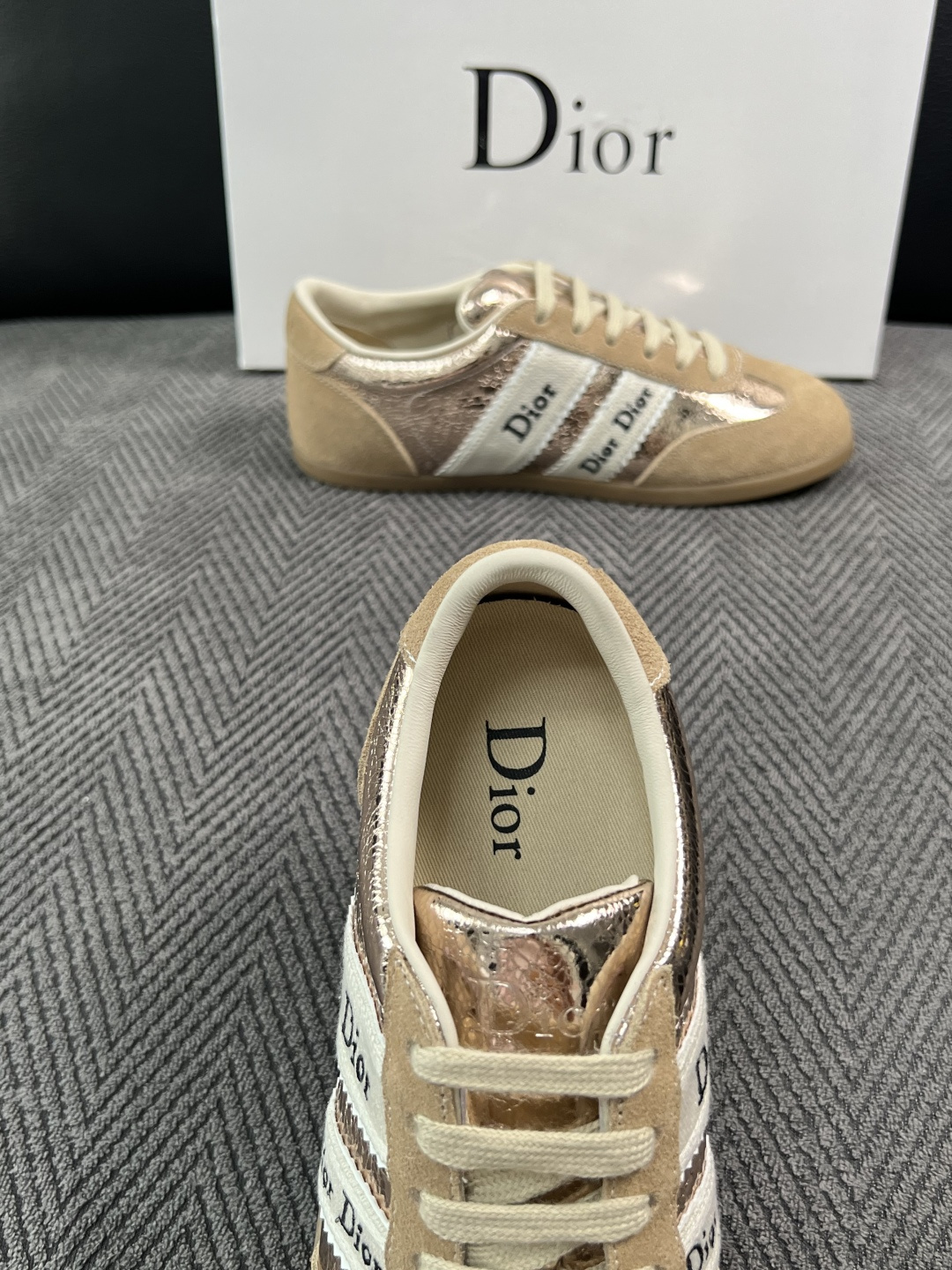 Dior 顶级工艺品 迪奥  专柜同步 原厂配置，意大利进口原版牛皮面料，透气舒适进口水染牛里垫，鞋底：原厂特供原版底超