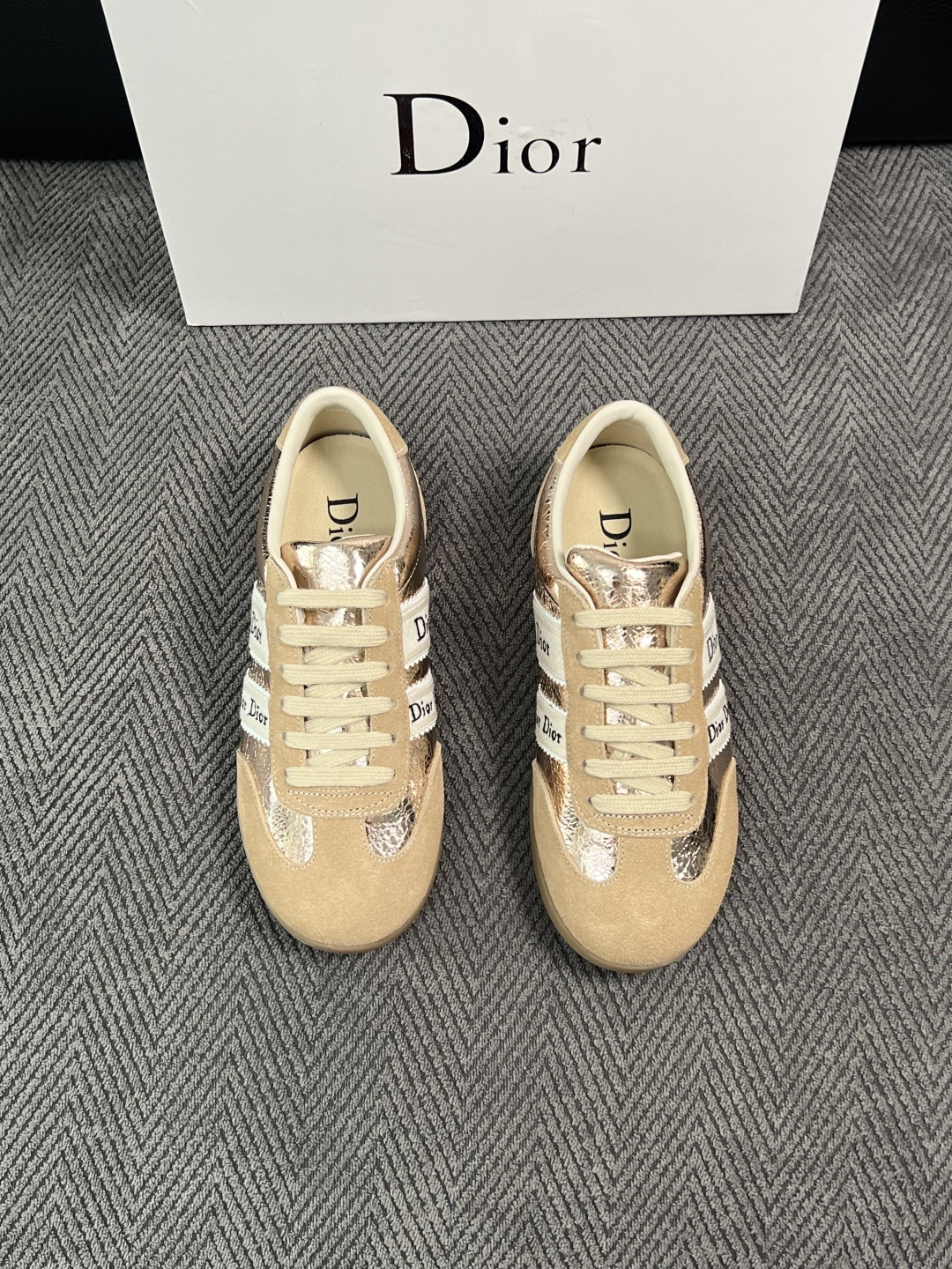 Dior 顶级工艺品 迪奥  专柜同步 原厂配置，意大利进口原版牛皮面料，透气舒适进口水染牛里垫，鞋底：原厂特供原版底超