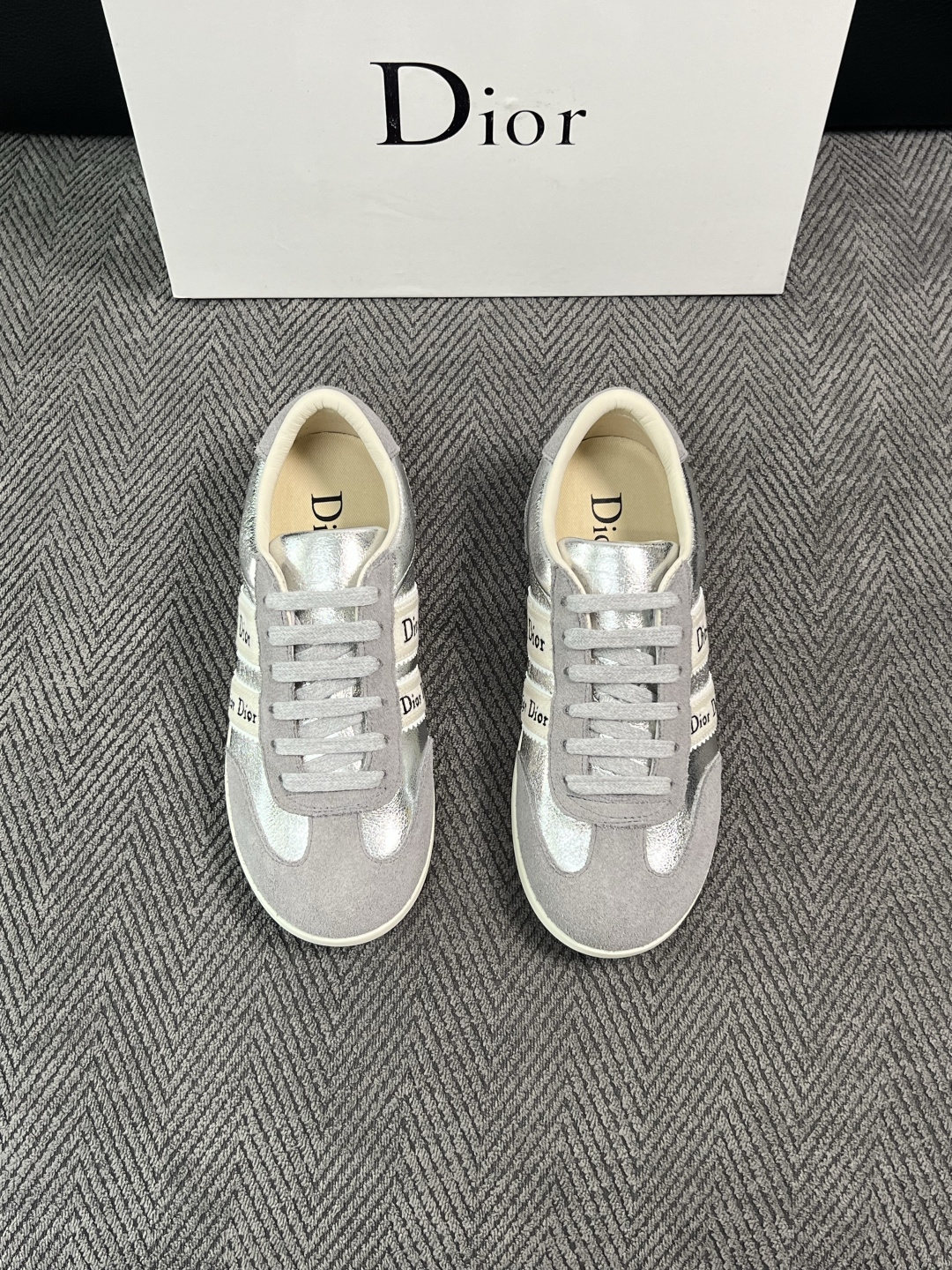 Dior 顶级工艺品 迪奥  专柜同步 原厂配置，意大利进口原版牛皮面料，透气舒适进口水染牛里垫，鞋底：原厂特供原版底超