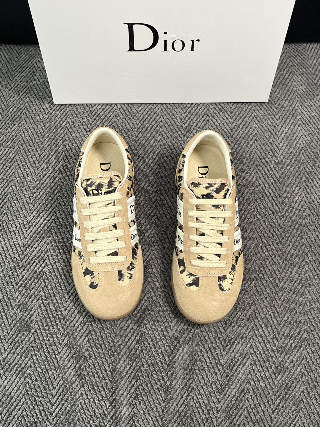 Dior 顶级工艺品 迪奥  专柜同步 原厂配置，意大利进口原版牛皮面料，透气舒适进口水染牛里垫，鞋底：原厂特供原版底超