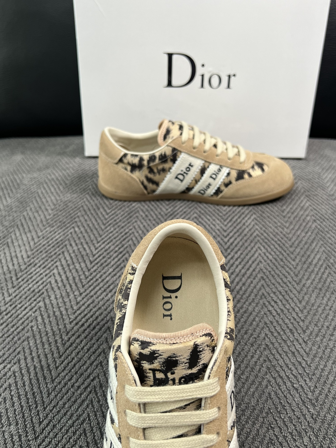 Dior 顶级工艺品 迪奥  专柜同步 原厂配置，意大利进口原版牛皮面料，透气舒适进口水染牛里垫，鞋底：原厂特供原版底超