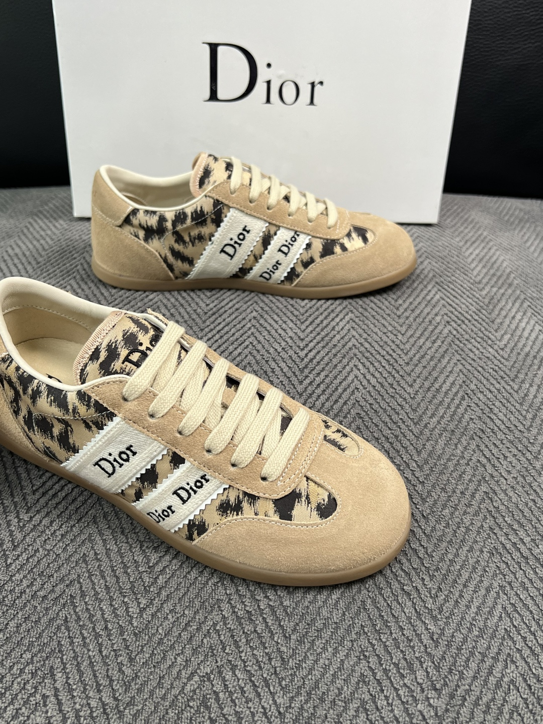 Dior 顶级工艺品 迪奥  专柜同步 原厂配置，意大利进口原版牛皮面料，透气舒适进口水染牛里垫，鞋底：原厂特供原版底超