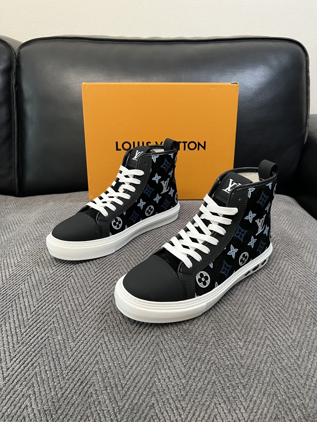 Lv   高品质  顶级工艺品  路易威登，靴子专柜同步，鞋面意大利进口，高品质拼接缤纷色彩复杂工艺品，进口水染牛皮垫网