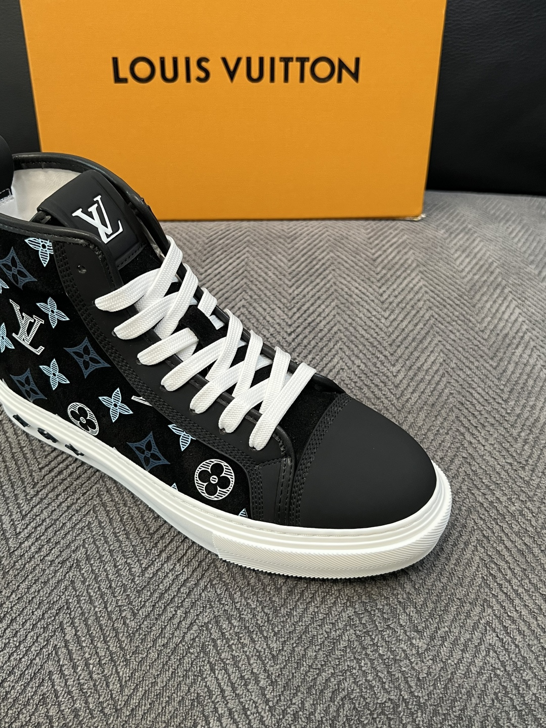 Lv   高品质  顶级工艺品  路易威登，靴子专柜同步，鞋面意大利进口，高品质拼接缤纷色彩复杂工艺品，进口水染牛皮垫网