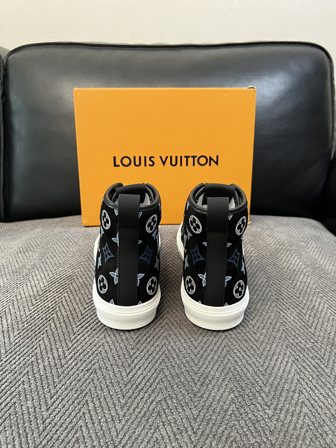 Lv   高品质  顶级工艺品  路易威登，靴子专柜同步，鞋面意大利进口，高品质拼接缤纷色彩复杂工艺品，进口水染牛皮垫网