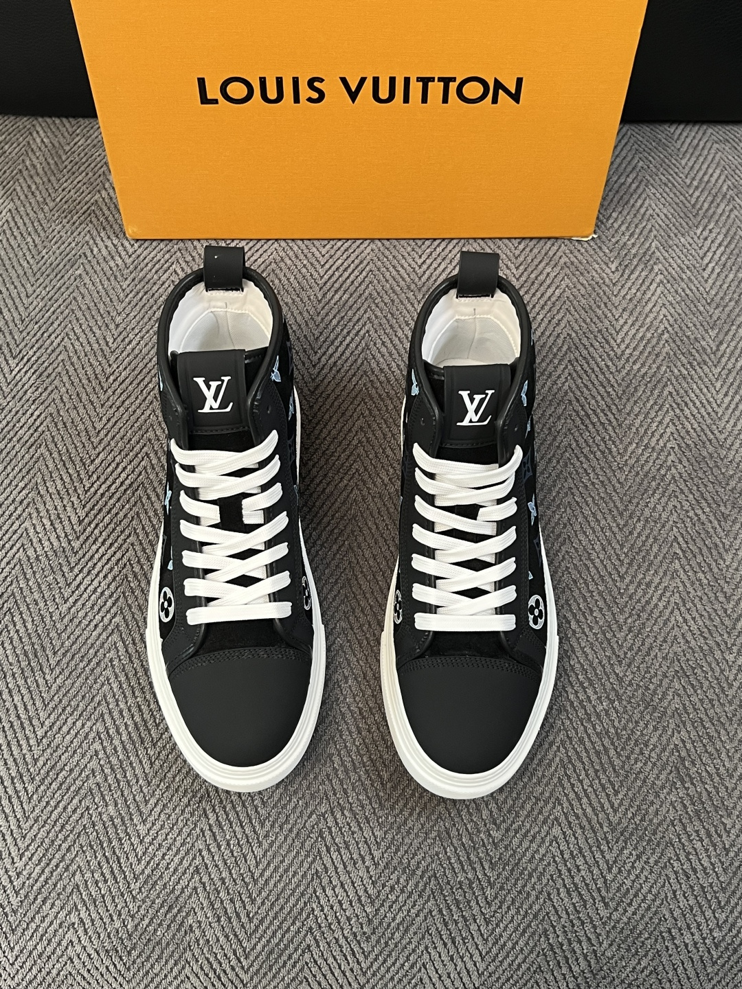 Lv   高品质  顶级工艺品  路易威登，靴子专柜同步，鞋面意大利进口，高品质拼接缤纷色彩复杂工艺品，进口水染牛皮垫网